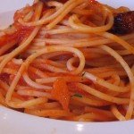 Spaghetti with tomato, garlic and rocket