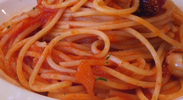 Spaghetti with tomato, garlic and rocket