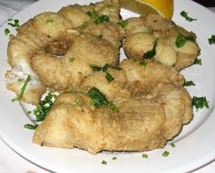 Fried fish steaks in garlic sauce