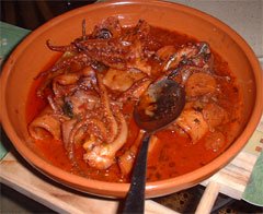 Squids in wine and tomato sauce