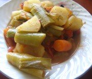 Leeks stewed with tomato and potatoes